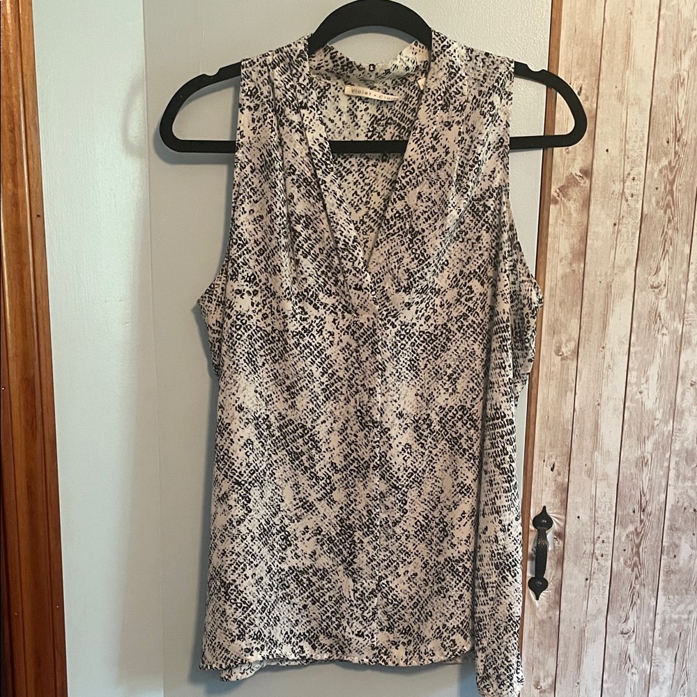 Violet & Claire Black and White Sleeveless Blouse